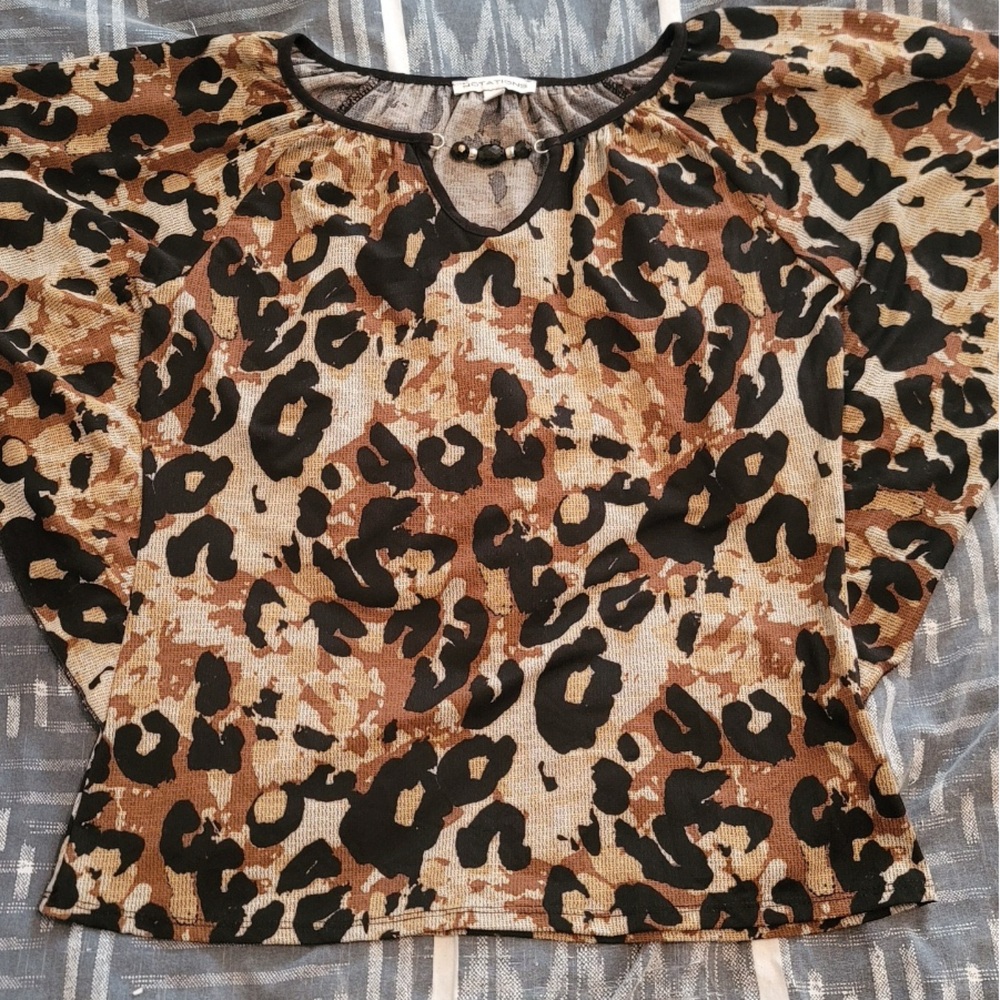 Short sleeved animal print top.